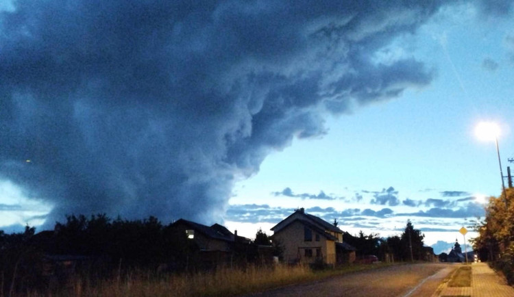 VIDEO: Lovci bouřek pořídili fascinující záběry temných mraků nad Šternberkem. Vidět byla i tromba