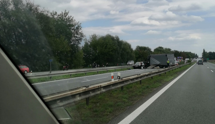 Dálnice z Olomouce do Mohelnice byla kvůli nehodě uzavřená. Vytvořila se dlouhá kolona