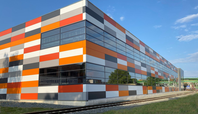 Barevná továrna v Prostějově. Výhybkárna dokončuje novou lisovnu pro vysokorychlostní tratě