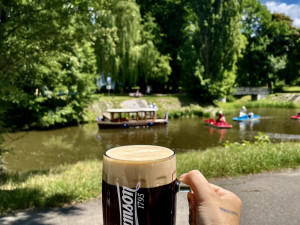Pivovarská zahrada se nachází u Malého jezu na řece Malši. Lidé se tam dostanou na kole či lodí.