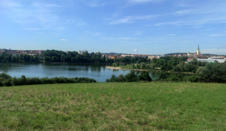 Dvě lidská těla ležela ve stanu u Jordánu. Policie nevylučuje násilný trestný čin