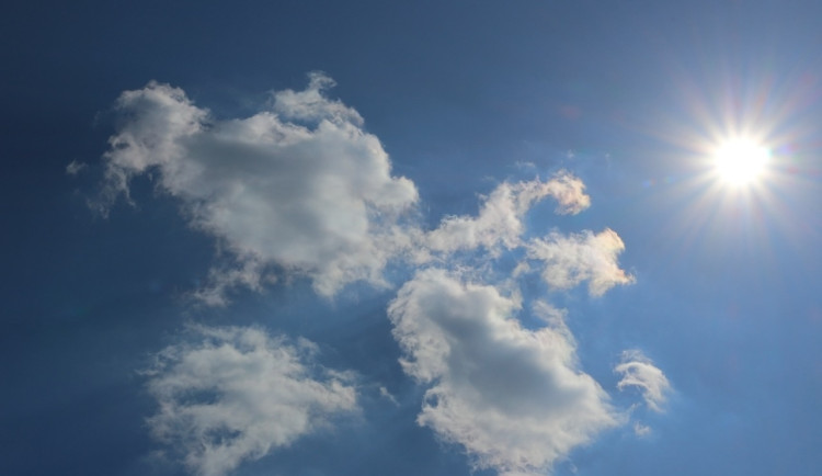 Teploty se celý týden udrží u třicítky, objeví se bouřky i mlhy