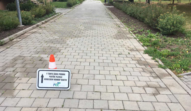 Prostějov po kritice rozšíří zakázanou zónu pro jedovaté postřiky poblíž dětského hřiště na sídlišti