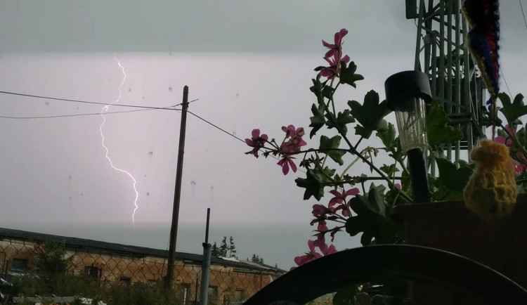 V Olomouckém kraji dnes hrozí velmi silné bouřky, přívalové deště a kroupy. Meteorologové zpřísnili výstrahu