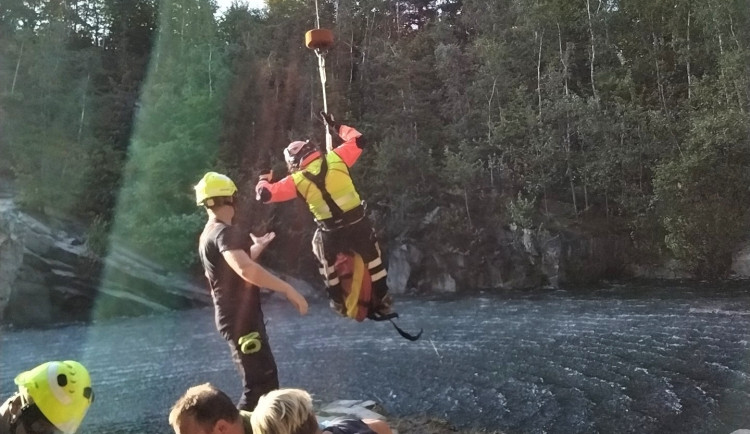 Mladá žena skákala ze skály do vody a vážně se zranila. Do lomu na Jesenicku pro ni musel vrtulník