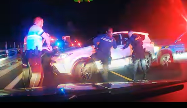 VIDEO: Dramatická honička na dálnici u Olomouce. Zloděj v ukradené Toyotě se řítil skoro dvoustovkou