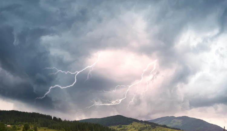 Muže v Jeseníkách zasáhl proud vyvolaný krokovým napětím po úderu blesku. Chvíli byl v bezvědomí