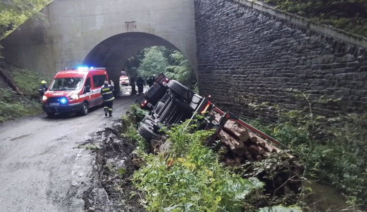 U Branné se kamion se dřevem převrátil do potoka. Do vody vyteklo palivo z prasklé nádrže