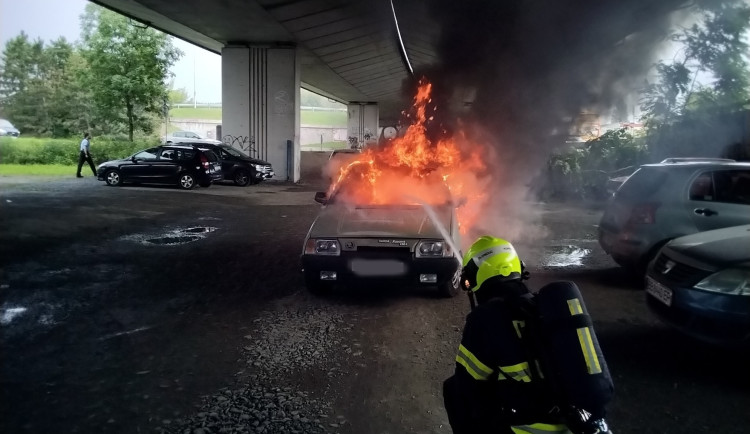 V Olomouci hořelo auto, uvnitř hasiči našli torzo lidského těla. Jde zřejmě o nešťastnou událost
