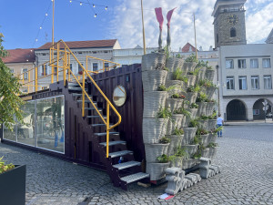 Z lodního kontejneru je mobilní galerie. Zdobí budějcké náměstí