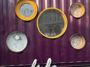 Z lodního kontejneru je mobilní galerie. Zdobí budějcké náměstí