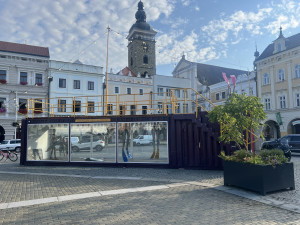 Z lodního kontejneru je mobilní galerie. Zdobí budějcké náměstí