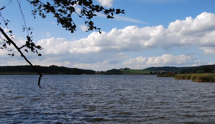 Na nádrži Orlík u Podolska na Písecku platí letos potřetí zákaz koupání