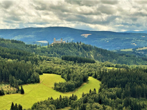 Vypravte se na dvě nejhezčí šumavské rozhledny. Navštívíte i kostel s nejstarším lomeným obloukem v Česku