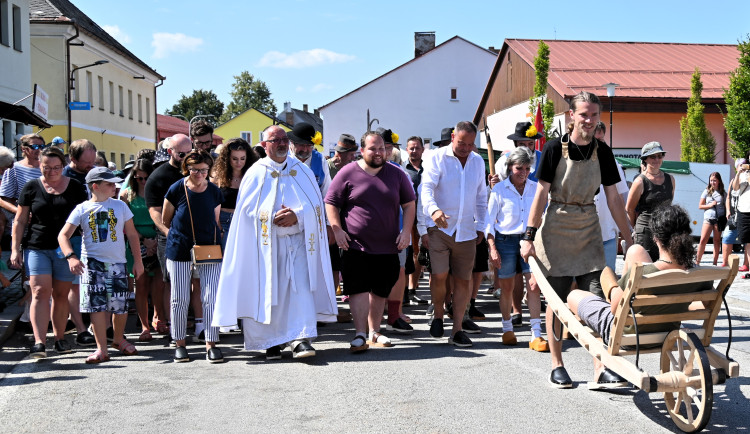 Téměř 250 lidí v dřevákách se procházelo Volary. Nejstaršímu účastníkovi bylo 80 let