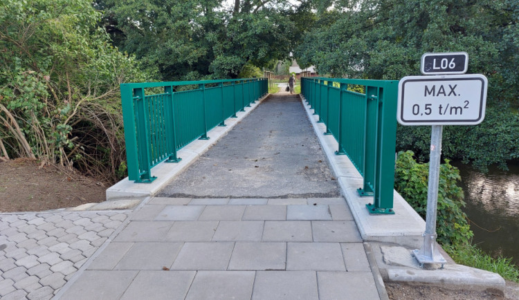 Cesta z Lazců do centra je rychlejší. Radnice nechala opravit lávku přes Mlýnský potok