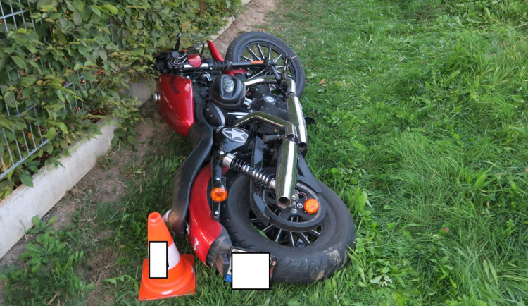 Motorkář se vyboural při předjíždění v zatáčce, poté nadýchal přes dvě promile