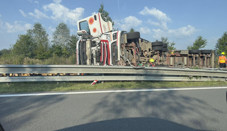 Po nehodě se na dálnici vysypaly klády. Ve směru od Prahy byla D3 částečně zavřená