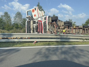 Po nehodě se na dálnici vysypaly klády. Ve směru od Prahy byla D3 částečně zavřená