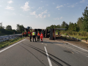 Po nehodě se na dálnici vysypaly klády. Ve směru od Prahy je D3 částečně zavřená