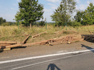 Po nehodě se na dálnici vysypaly klády. Ve směru od Prahy je D3 částečně zavřená