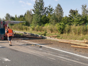 Po nehodě se na dálnici vysypaly klády. Ve směru od Prahy je D3 částečně zavřená