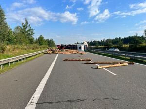 Po nehodě se na dálnici vysypaly klády. Ve směru od Prahy je D3 částečně zavřená