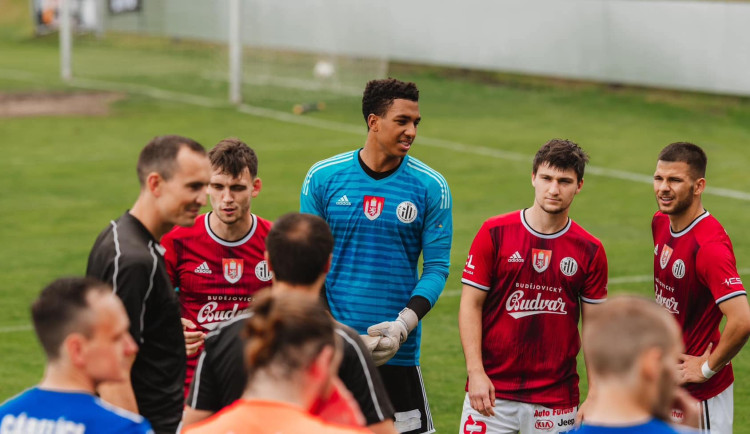 Ani Colin Andrew (v modrém) nechápal, proč rozhodčí odpískal penaltu proti rezervě Dynama.