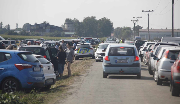 Kvůli samosběru zeleniny musela policie uzavřít silnici u Vojnic. Na pole přijelo několik set aut
