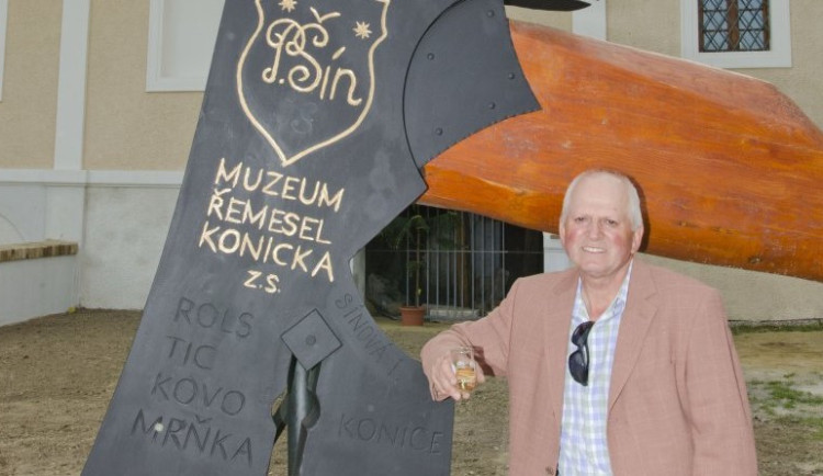 (NE)OBYČEJNÍ: Pavel Šín má rád sekerky. V Konici vytvořil sbírku zapsanou v Guinnessově knize