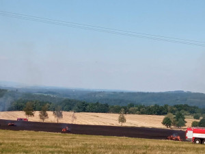 U Hosína hoří desetihektarové pole. Hasiči mají požár pod kontrolou