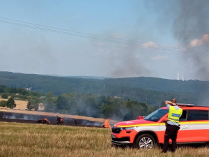 U Hosína hoří desetihektarové pole. Hasiči mají požár pod kontrolou