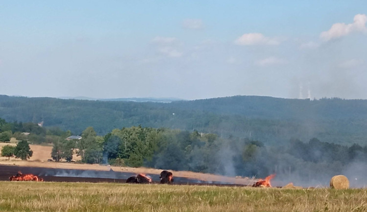 U Hosína hoří desetihektarové pole. Hasiči mají požár pod kontrolou