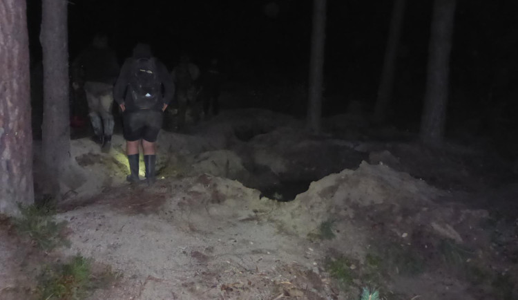 Snímek z jednoho z případů, kdy policisté dopadli kopáče vltavínů.