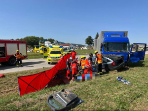Tři lidé zemřeli při tragické nehodě. Hlavní tah na Rakousko je uzavřený