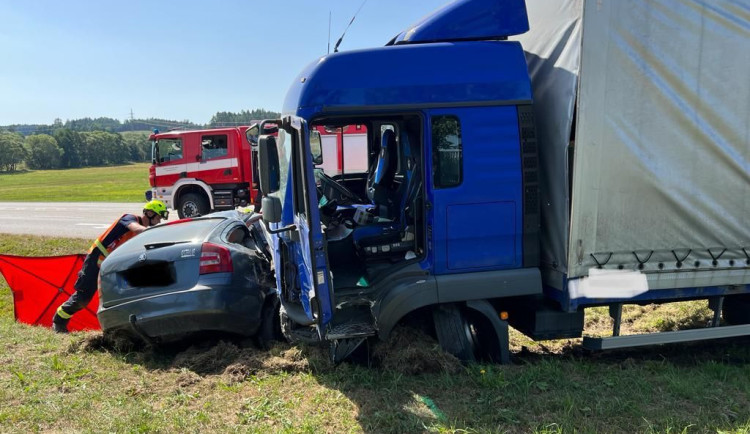 Tři lidé zemřeli při tragické nehodě. Hlavní tah na Rakousko je uzavřený