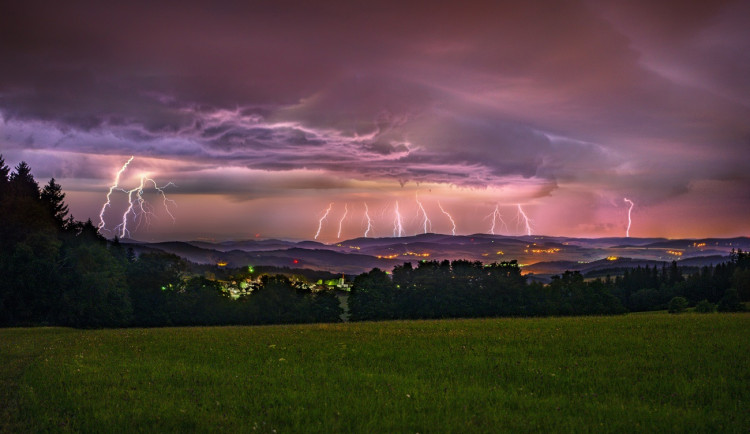 Až do neděle do rána hrozí v celém kraji velmi silné bouřky s kroupami. Napršet může až 100 milimetrů vody