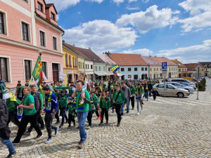 Pochod fanoušků Třebětic před utkáním v Dačicích.