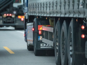 Testují se nové zákazové značky na předjíždění kamionů na dálnici. Jsou jediným řešením?