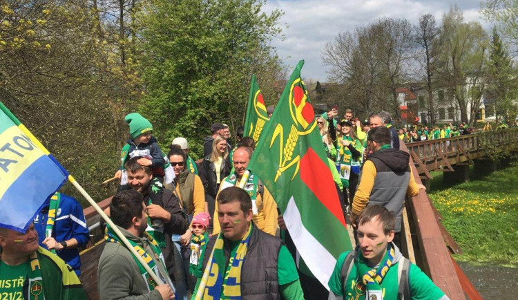 Pochod fanoušků Třebětic před utkáním v Dačicích.