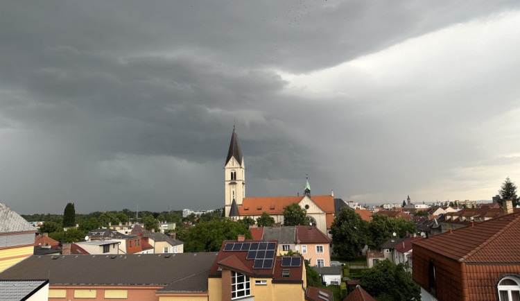Do Česka postupují z Bavorska velmi silné bouřky, zasáhnou většinu území