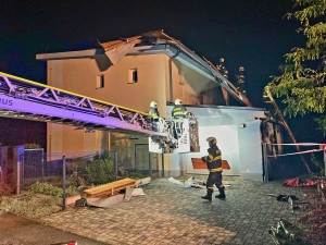 Českobudějovická Stradonická ulice, kde vítr vzal čast střechy. Foto: HZS JK