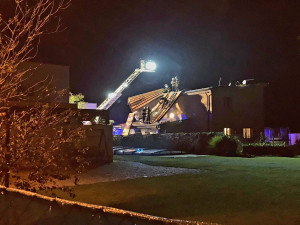 Českobudějovická Stradonická ulice, kde vítr vzal čast střechy. Foto: HZS JK