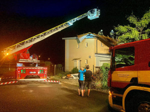 Českobudějovická Stradonická ulice, kde vítr vzal čast střechy. Foto: HZS JK