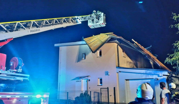 Českobudějovická Stradonická ulice, kde vítr vzal čast střechy. Foto: HZS JK