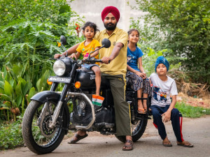 Koupil v Indii motorku a dojel na ní až do Čech, byla to strastiplná cesta s úředními nástrahami i pekelným počasím