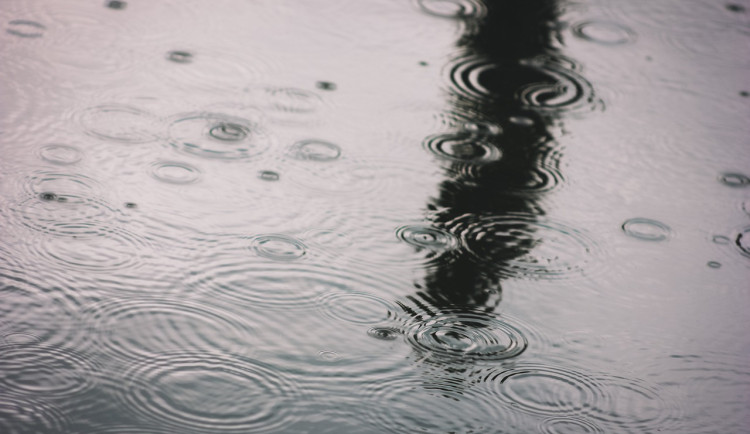 Pršet bude do poloviny týdne, víkend pak bude teplý a slunečný