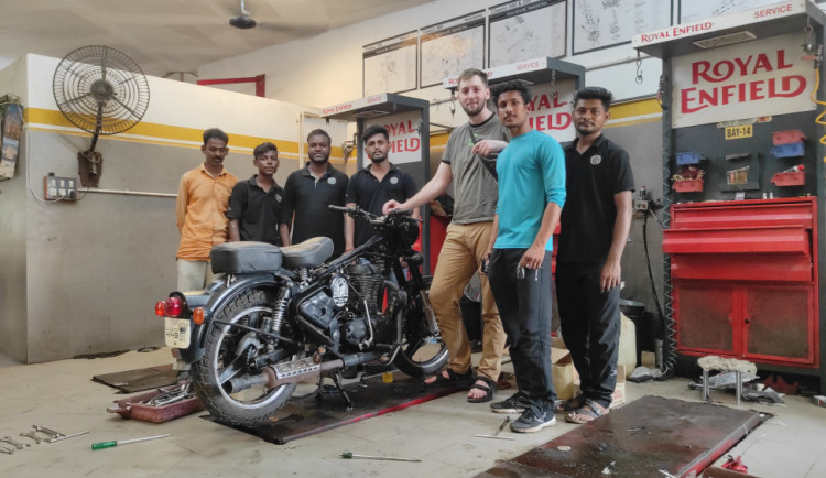 Koupil v Indii motorku a dojel na ní až do Čech, byla to strastiplná cesta s úředními nástrahami i pekelným počasím