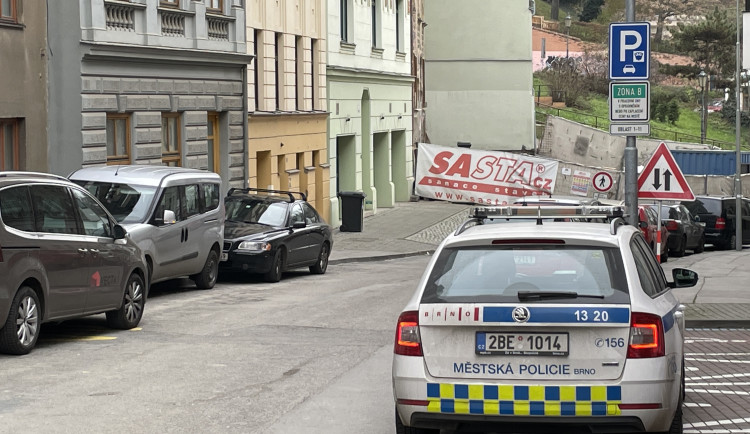 Muž v Brně našel ve smetí policejní oblečení a frajeřil. Dostal céres