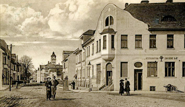 Dukelská ulice je relativně mladá, vznikla ve 20. století. Politici ji velmi často přejmenovávali (nehledě na německé názvy.